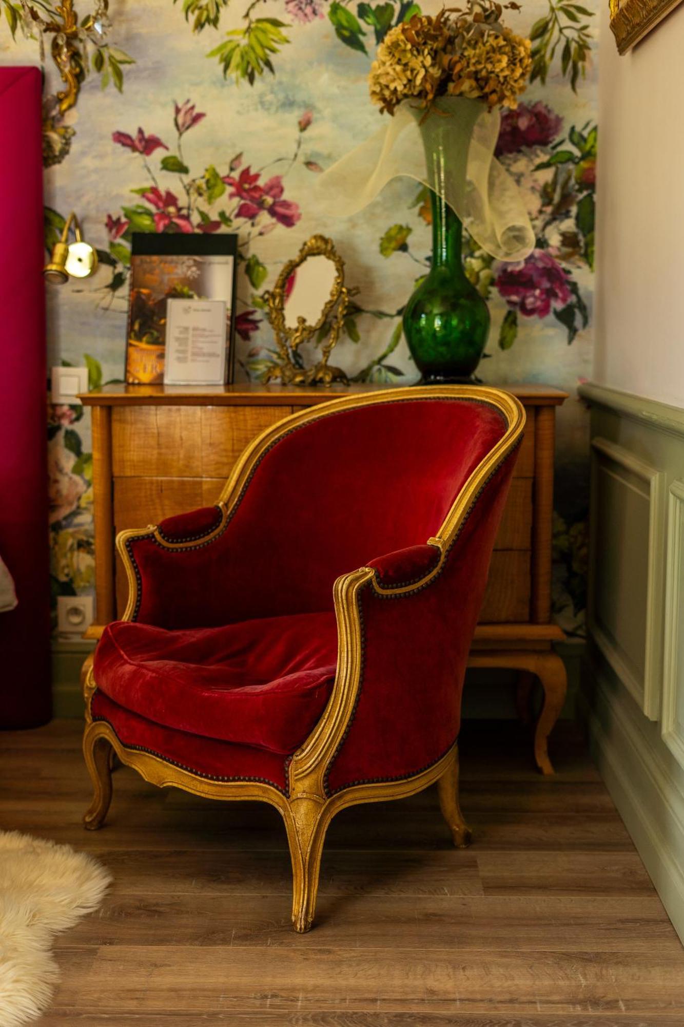 Castel Bois Marie, Maison D'Hotes Montauban Ngoại thất bức ảnh A red velvet chair