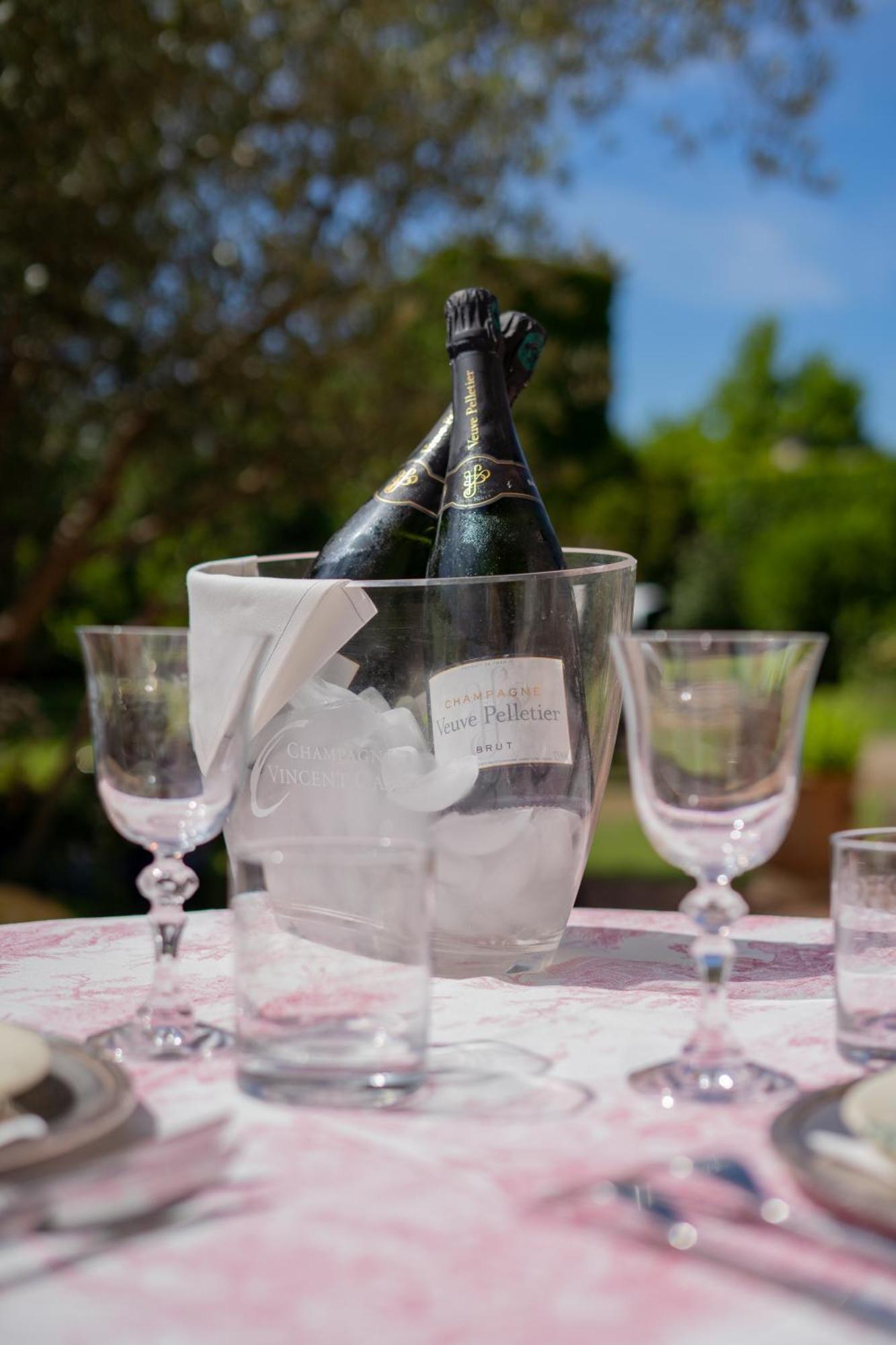 Castel Bois Marie, Maison D'Hotes Montauban Ngoại thất bức ảnh Champagne in a champagne bucket