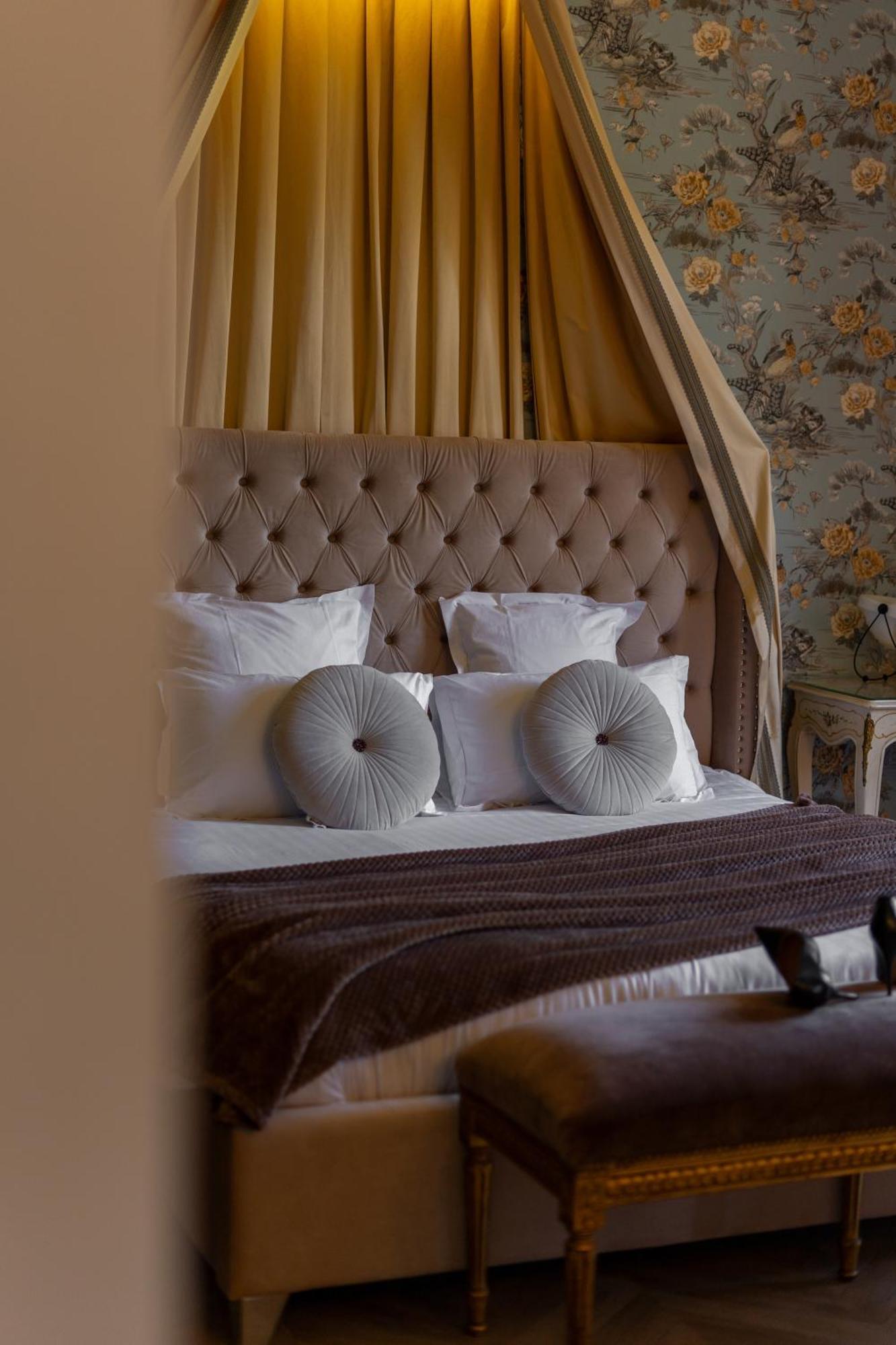 Castel Bois Marie, Maison D'Hotes Montauban Ngoại thất bức ảnh A bed with a tufted headboard
