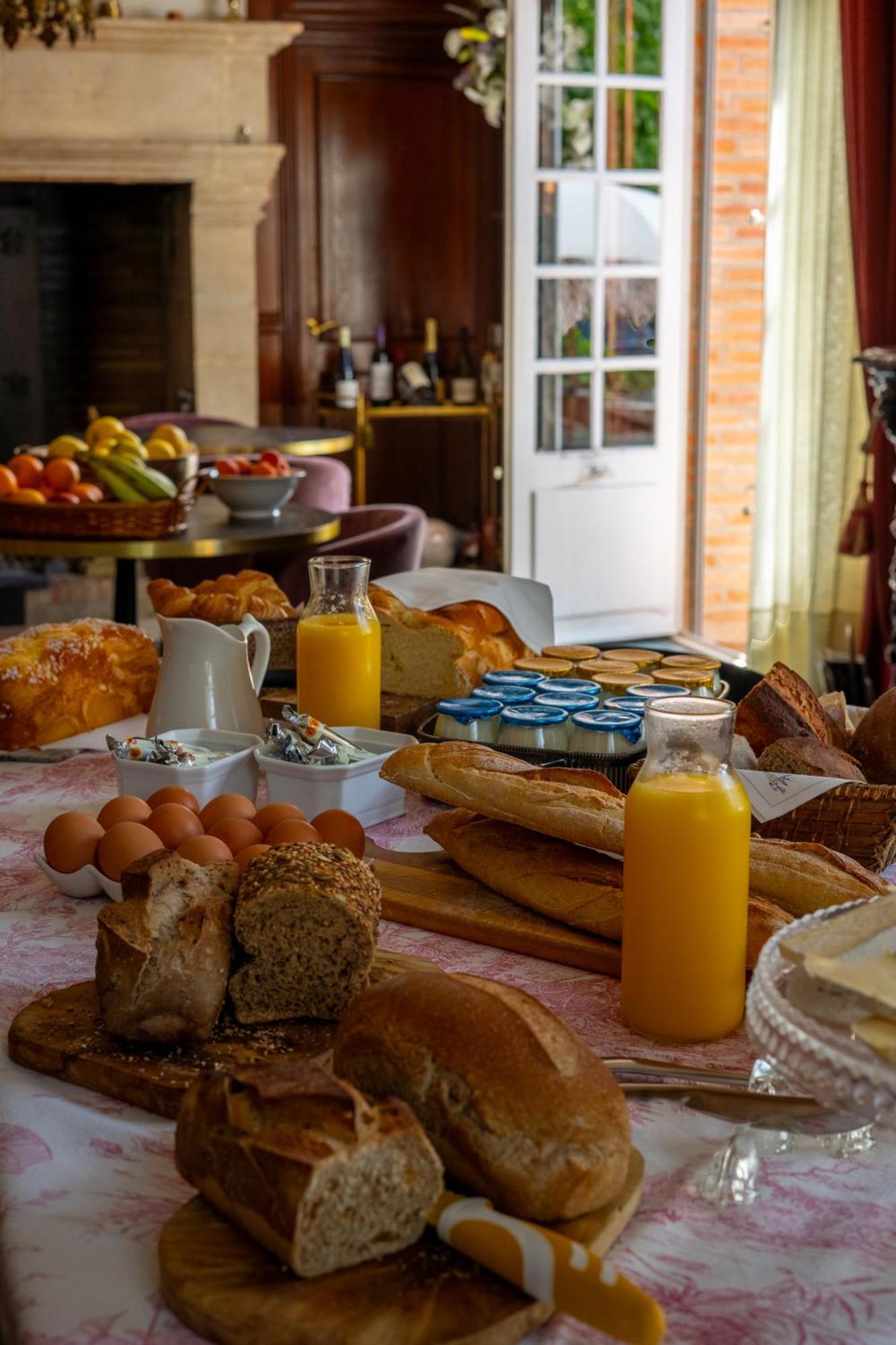 Castel Bois Marie, Maison D'Hotes Montauban Ngoại thất bức ảnh A continental breakfast