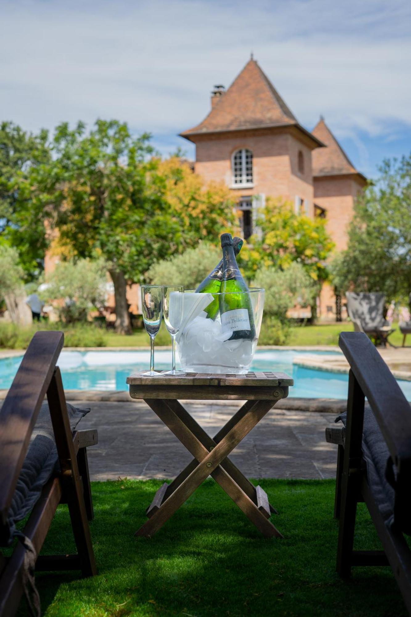 Castel Bois Marie, Maison D'Hotes Montauban Ngoại thất bức ảnh A bottle of champagne in a champagne bucket